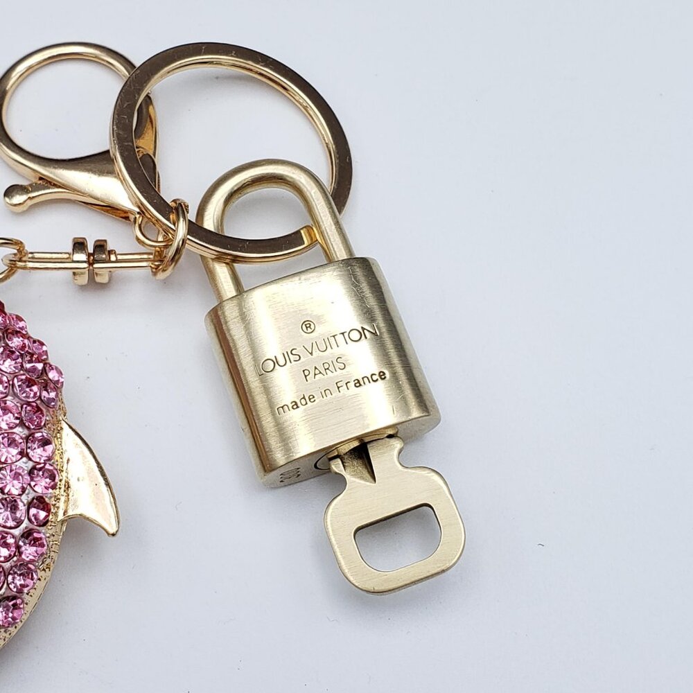 Authentic LV Gold Padlock & Key 🔑 Bag Charm / Unbranded Fish Keychain Combo - Picture 8 of 9